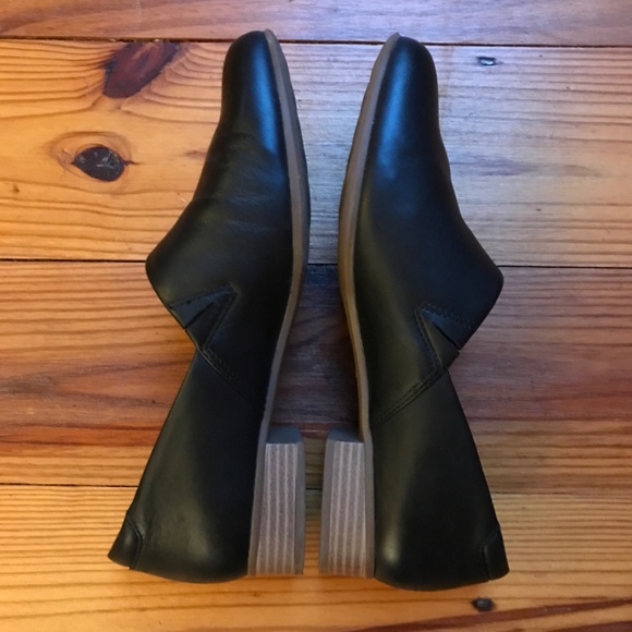 Clarks Black Leather Loafers, EUC, 9 - Picture 5 of 8